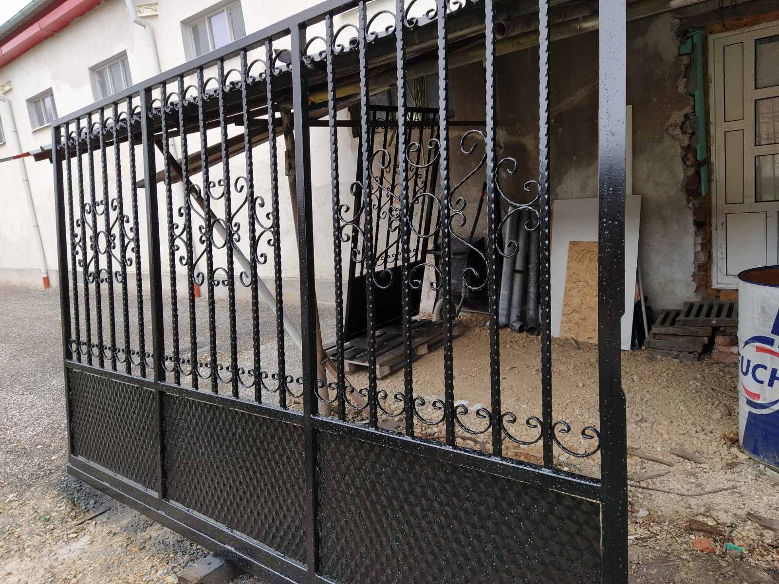 Изработка и монтаж на метални дворни врати на изгодни цени за град Варна